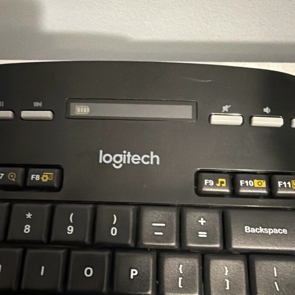 Logitech MK710 Wireless Keyboard With Dongle ~Tested Working - Picture 8 of 12